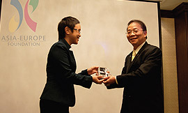 Dr Siriwat Tiptaradol, Deputy Permanent Secretary,
	Ministry of Public Health of Thailand inaugurating the ASEF-ASAP
	digital book